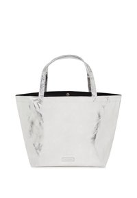 Sac fourre-tout en argent métallique avec un design structuré, deux poignées et une doublure intérieure noire. Agrémenté d'une fermeture à pression et d'un branding minimal.