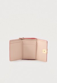 Κόκκινο δερμάτινο πορτοφόλι με μπεζ εσωτερικό, που διαθέτει τρεις θήκες για κάρτες και θήκη για κέρματα με φερμουάρ, τελειωμένο με χρυσό κούμπωμα.