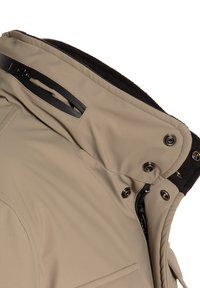 Giacca isolante beige con chiusura a zip, grandi bottoni a pressione, un morbido rivestimento nero e un colletto alto. Presenta una tasca laterale e una texture liscia.