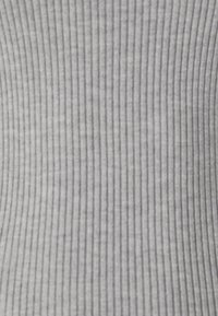 Tissu gris côtelé avec des rayures verticales, présentant une texture douce et des variations subtiles de ton. Convient pour un usage décontracté ou pour être superposé.