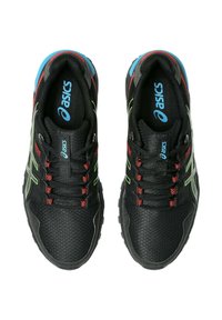 Baskets de sport noires avec une tige en mesh, des accents verts et rouges, et des détails bleus. Les caractéristiques incluent des lacets, un matériau synthétique et une semelle texturée.