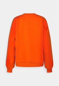 Sweat-shirt à manches longues orange vif avec poignets, ourlet et encolure ronde côtelés, vu de dos sur un fond blanc uni.