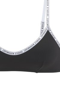 Crni bikini gornji dio s bijelim trakama sa logotipom, trokutasti dizajn, glatka tekstura i minimalna pokrivenost. Pogodan za kupanje i svakodnevno nošenje.