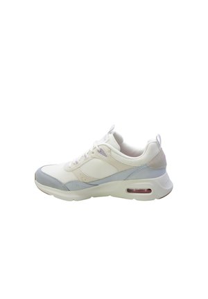 Sneaker atletico bianco e grigio chiaro con dettagli in rete e camoscio, con lacci anteriori e cuscino d'aria visibile nella suola.