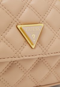 Guess GIULLY - Taška s příčným popruhem - beige