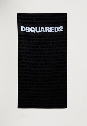 Černý textilní transparent s opakujícím se textem „DSQUARED2“ v tmavším odstínu. Silné bílé písmo v horní části tvoří kontrast k pozadí.