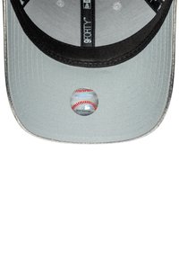 Boné de basebol cinza com uma viseira preta, apresentando um logotipo circular com um desenho de basebol dentro da aba. Tecido texturizado com costuras. 