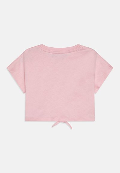 Kort rosa croppad t-shirt i mjukt material, med rund hals och korta ärmar, och en knytdetalj vid nederkant bak.