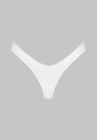 String blanc avec une texture de tissu lisse, design minimaliste et fines bretelles. Caractéristiques d'une taille basse et bords sans coutures.