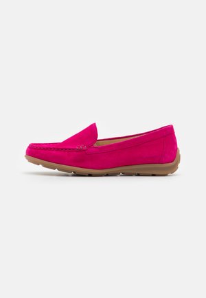 Fuchsia Wildleder Slipper mit einer flachen Gummisohle, abgerundeter Zehenpartie und genähten Details entlang der oberen Kante.