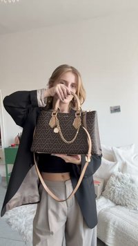 Brun mønstret håndveske med gullfargede detaljer og kjede. Har korte håndtak og avtakbar skulderrem, laget av syntetisk materiale.