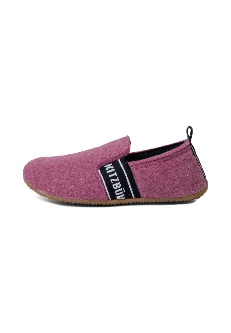 Gevoerde slipper in diep roze met een zwart-witte band. Beschikt over een ronde neus, een instapontwerp en een gestructureerde rubberen zool voor grip.