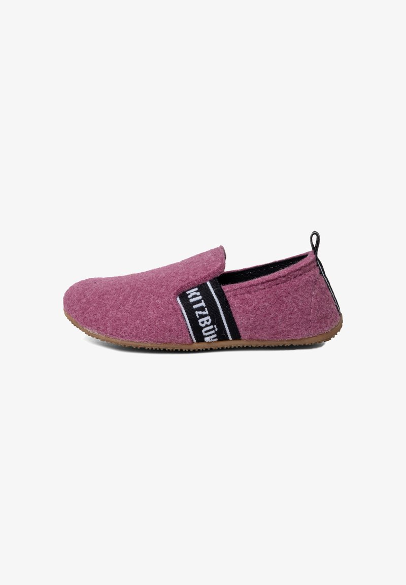 Gevoerde slipper in diep roze met een zwart-witte band. Beschikt over een ronde neus, een instapontwerp en een gestructureerde rubberen zool voor grip.