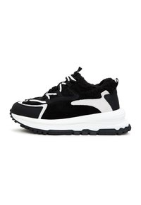 Sneaker in bianco e nero con una tomaia nera testurizzata, dettagli in camoscio e una suola bianca spessa con una suola nera robusta. Lacci regolabili.