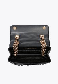 Czarna skórzana torebka na łańcuszku w kolorze złotym, otwierająca się, aby ujawnić wzorzyste wnętrze oraz dwie przegrody. Wyposażona w zapięcie na zatrzask i detale z logo.