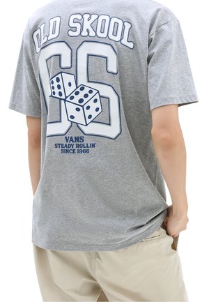 T-shirt gris à manches courtes, avec le texte "OLD SKOOL 66" et un graphisme de dés au dos, agrémenté d'accents bleus et à coupe décontractée.