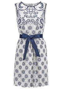 Robe à fleurs bleu marine et blanche avec un col rond, un overlay en dentelle et une ceinture en satin à la taille. Motifs floraux brodés sur toute la robe.