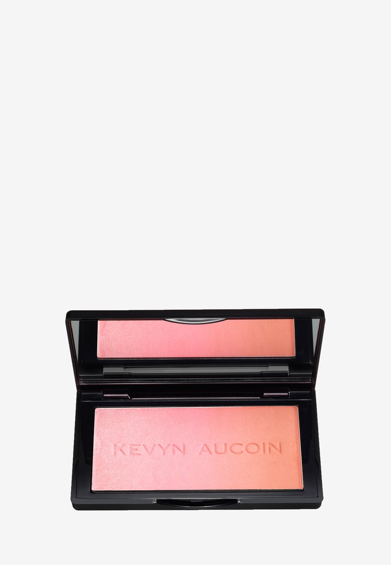 Kompakt sort etui åbnet for at vise rosa og ferskenfarvet gradient blush med 'Kevyn Aucoin' præget, og et spejl indeni.
