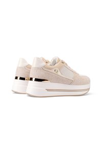 Sneaker in tessuto beige con suola bianca spessa, caratterizzati da dettagli dorati e un pannello in rete. Design con punta arrotondata e colletto imbottito.