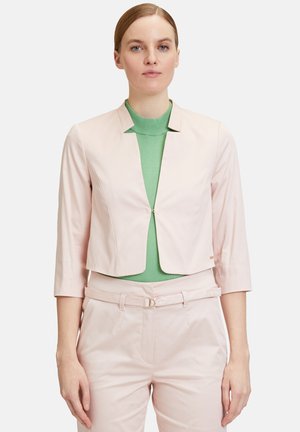 Lichtroze cropped jack met driekwartmouwen, een sjaalkraag en een sluiting met drukknopen aan de voorkant, gecombineerd met een groene slim-fit top.