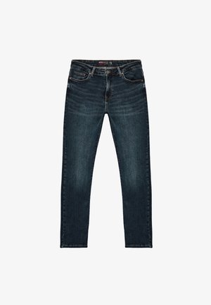 Granatowe dżinsy o slim fit. Wyróżniają się pięcioma kieszeniami, zapięciem na guzik oraz delikatnym przecieraniem na nogawkach.