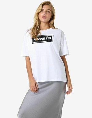 Bela pamučna majica s crnim pravokutnim logotipom "Oasis". Uparena s teksturiranom svijetlosivom suknjom, koja ima slobodan kroj i okrugli izrez.