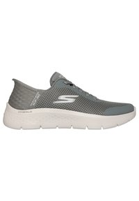 Baskets en mesh gris Skechers avec un col rembourré, un design à lacets et une semelle blanche texturée. Présente un logo sur le côté.