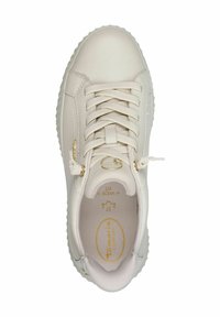 Sneaker sintetico bianco con una finitura liscia, punta tonda, sistema di lacci e dettagli in tono oro. L'interno mostra il logo del marchio e le informazioni sulla taglia.