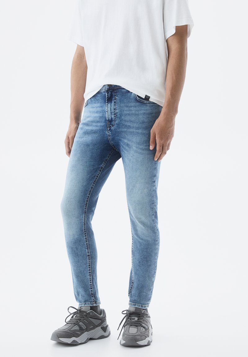 PULL&BEAR CARROT FIT Jeans fuselé blue denim/denim bleu ZALANDO.FR