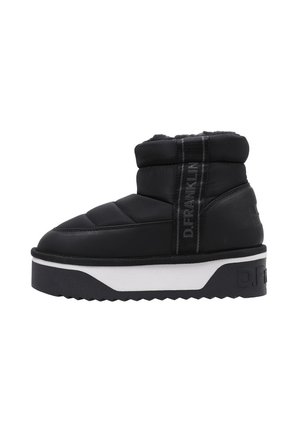 Botas de tobillo acolchadas negras con suela gruesa blanca, con un upper texturizado y acentos de marca en el lateral y la parte trasera.