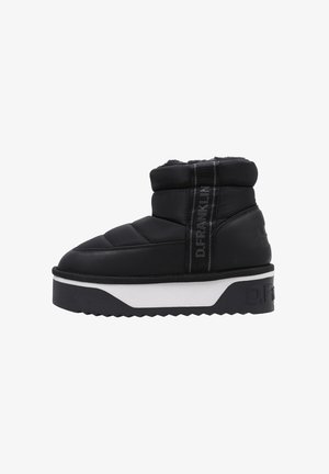 Botas de tobillo acolchadas negras con suela gruesa blanca, con un upper texturizado y acentos de marca en el lateral y la parte trasera.