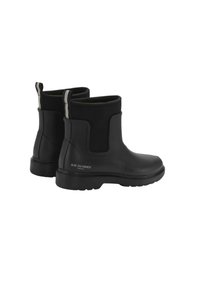 Botas de tobillo de goma negras con un acabado mate, paneles laterales elásticos y tiradores. Presenta una suela texturizada y un sutil logo en el lateral.