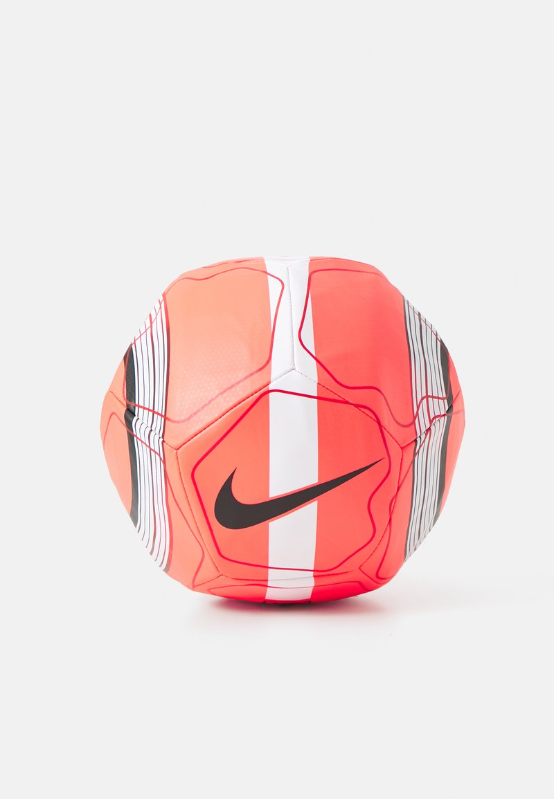 Ballon de football Nike en corail vif avec des accents noirs et blancs, présentant une surface texturée et des panneaux géométriques pour une meilleure adhérence.