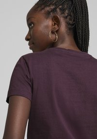 Puma BETTER ESSENTIALS - T-shirt basic - midnight plum