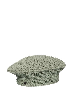 Svetlo sivozelený pletený baret s textúrovaným vzorom stehu a malým tmavým gombíkom na boku.