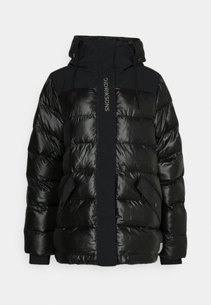 Chaqueta acolchada negra con un acabado brillante, que cuenta con una capucha ajustable, cierre frontal con cremallera y dos bolsillos laterales. Incluye un logo en el pecho.