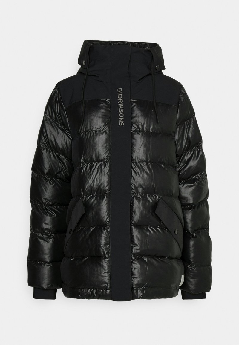 Schwarze Pufferjacke mit glänzender Oberfläche, ausgestattet mit einer Kordelzugkapuze, einem Reißverschluss vorne und zwei seitlichen Taschen. Enthält ein Logo auf der Brust.