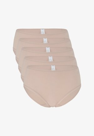 Vijf beige naadloze damesonderbroeken met hoge taille gestapeld, elk met een witte maatlabel in het midden van de tailleband.