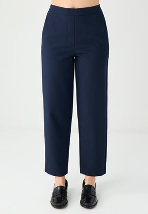 - Spodnie materiałowe