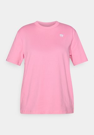 Κοντομάνικο T-shirt σε ανοιχτό ροζ βαμβάκι, με στρογγυλή λαιμόκοψη και μικρό κεντητό λογότυπο στο στήθος. Λείο ύφασμα, άνετη εφαρμογή.