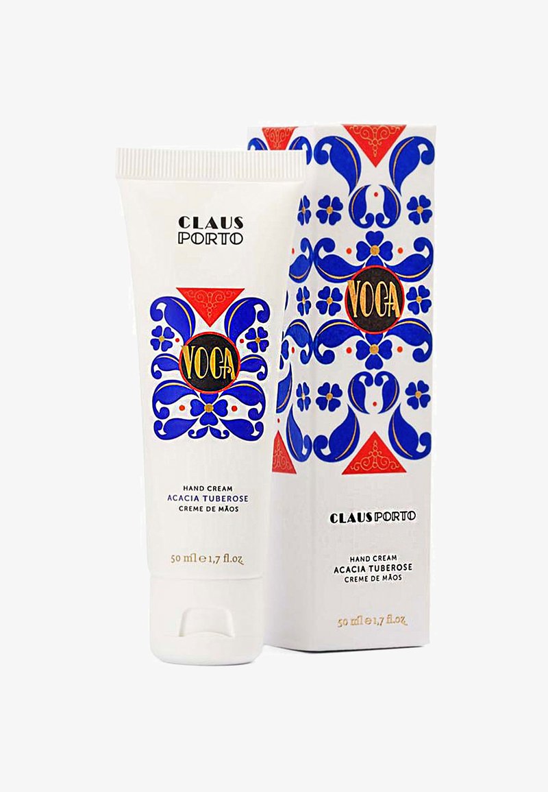 Handcreme-Tube und Schachtel, weiß mit blauen Blumenmustern und roten Akzenten. Tube beschriftet mit "Claus Porto Voga, Akazien-Tuberose, 50 ml."