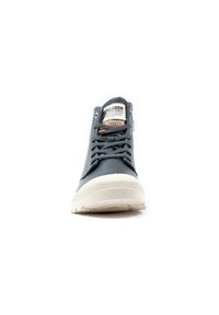 Zapatilla alta gris con parte superior de sintético suave, suela de goma crema en contraste y cierre de cordones. Presenta una etiqueta de marca en la lengüeta.