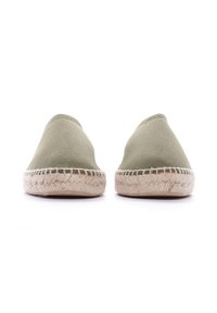 Espadrilles de ante verde con punta redonda, suela de cuerda de yute y costura a lo largo del borde. Textura suave con un diseño minimalista.