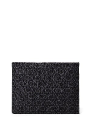 Portefeuille noir texturé avec un motif en lettres entrelacées sur toute sa surface, aux bords lisses et à la forme rectangulaire fine.