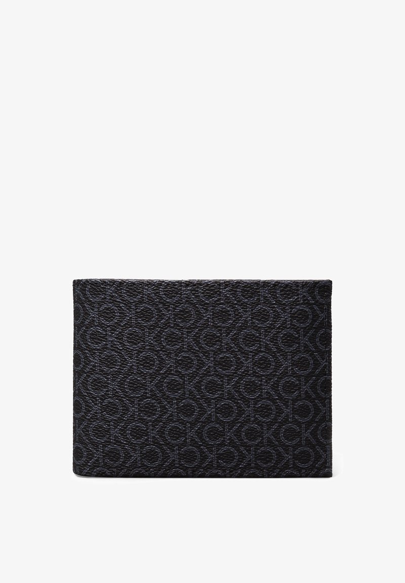 Portefeuille noir texturé avec un motif en lettres entrelacées sur toute sa surface, aux bords lisses et à la forme rectangulaire fine.