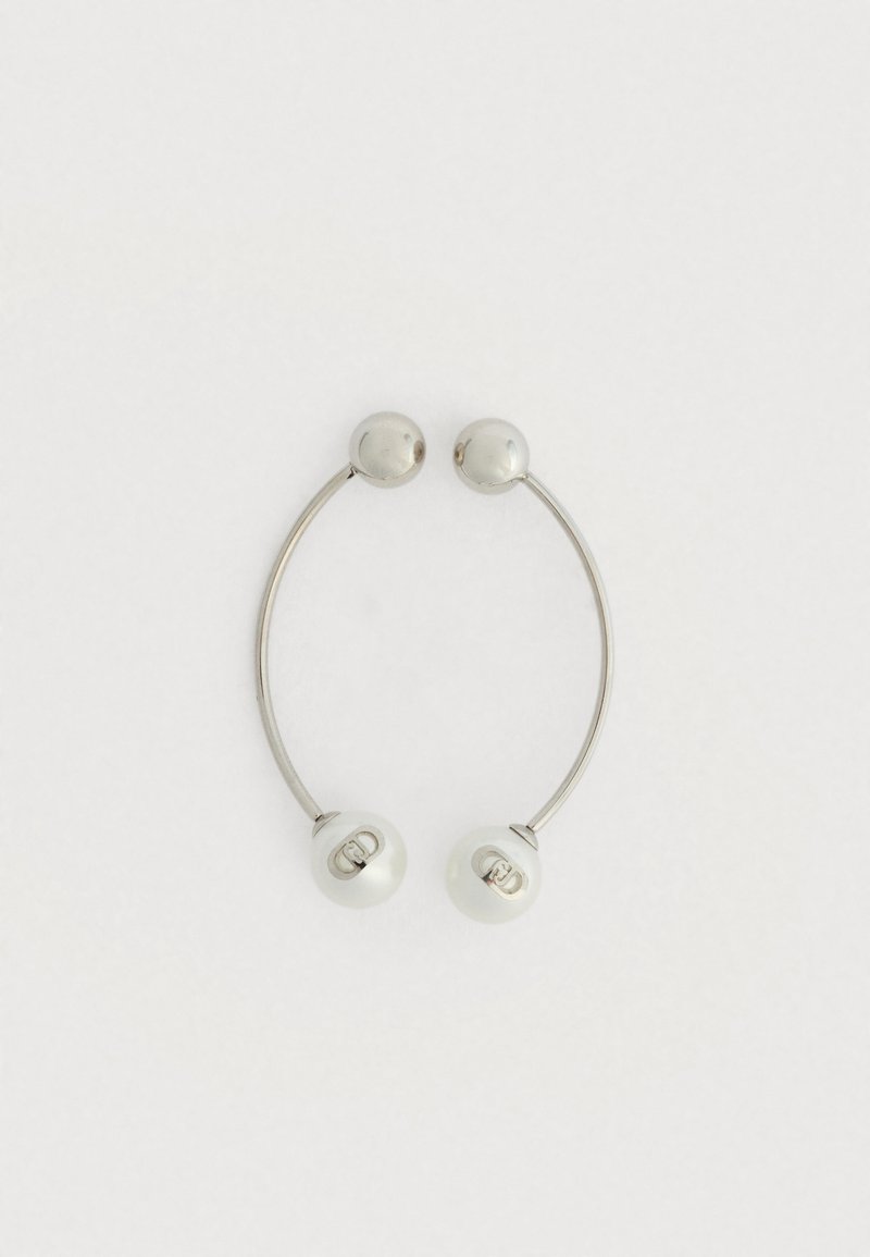 Orecchini a cerchio in argento con due grandi perle bianche lisce e accenti sferici metallici, montati su un filo metallico curvo.