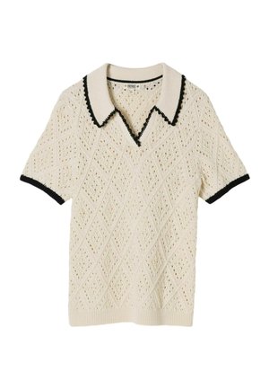 Crèmewit gebreid poloshirt met korte mouwen, voorzien van een diamantvormig ajourpatroon en zwarte afwerking op de kraag en mouwranden.