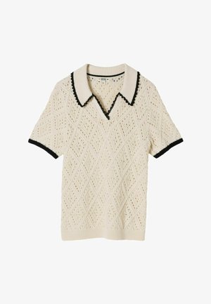 Polo corta a maniche corte in maglia color crema con motivo a occhielli a diamante e rifinitura nera sul colletto e sui bordi delle maniche.