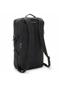 Černý batoh vyrobený z odolné tkaniny, s polstrovanými ramenními popruhy, hlavním zipem a bočními kapsami. Disponuje minimalistickým designem a robustními kovovými komponenty.