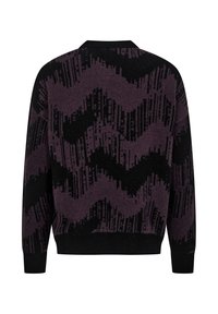 Wellenmuster-Pullover in Dunkellila und Schwarz. Aus weichem Strickstoff gefertigt, mit Rundhalsausschnitt und gerippten Bündchen. Rückansicht gezeigt.